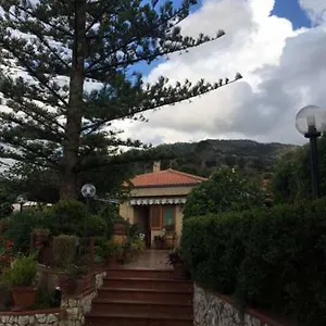 https://stanza-in-villa-con-giardino-vista-mare.sicilyhotelsitaly.net